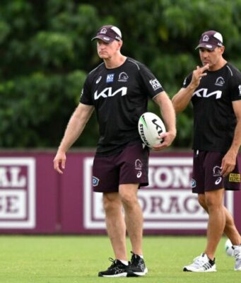Hunt’s on the prowl for another contract as veteran star confirms Broncos spine shake-up BRISBANE, AUSTRALIA - MARCH 12: Coach Michael Maguire and Assistant Coach Trent Barrett are seen during the Brisbane Broncos NRL training session at Clive Berghofer Centre Field on March 12, 2025 in Brisbane, Australia. (Photo by Bradley Kanaris/Getty Images)